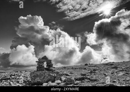 Cairn sul monte Elgahogna, Parco Nazionale Femundsmarka, Hedmark Fylke, Norvegia, luglio 2011, Europa Foto Stock