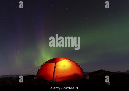 Aurora boreale sopra una tenda illuminata, Moere e Romsdal Fylke, Vestland, Norvegia, settembre 2011, Europa Foto Stock