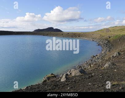 Il cratere d'esplosione Graenavatn pieno d'acqua in Islanda Foto Stock