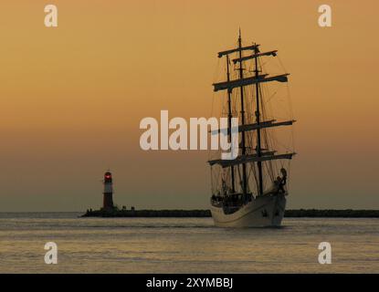 Navi alte al largo di Warnemuende Foto Stock