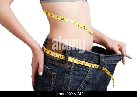 La donna ha visto quanto peso ha perso. Sfondo isolato Foto Stock