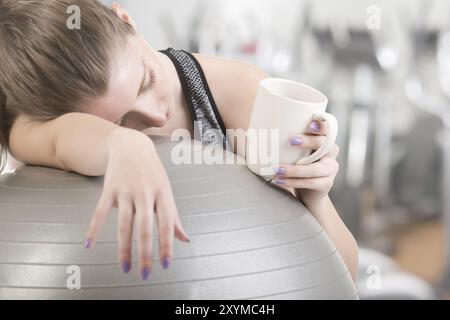 Donna di addormentarsi in palestra Foto Stock