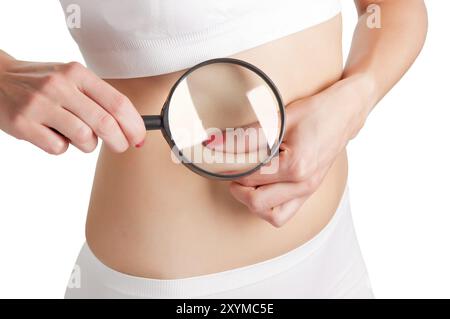 La donna grassa pinzatore da la sua vita e di esaminare con una lente di ingrandimento Foto Stock