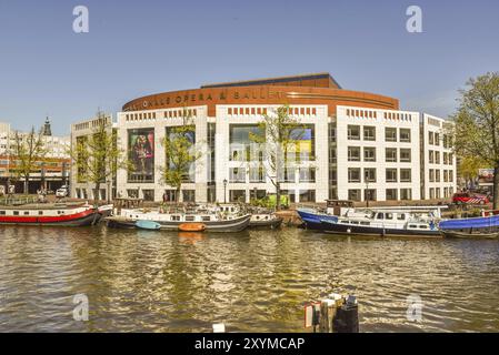 Amsterdam, Paesi Bassi, maggio 2022. Il balletto nazionale e il teatro dell'opera e il ponte blu di Amsterdam Foto Stock