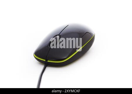 Elegante mouse nero per computer isolato su bianco Foto Stock