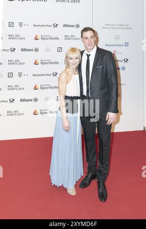 WIESBADEN, Germania, 2 febbraio 2019: Aljona Savchenko e Bruno Massot al Ball des Sports 2019, Europa Foto Stock
