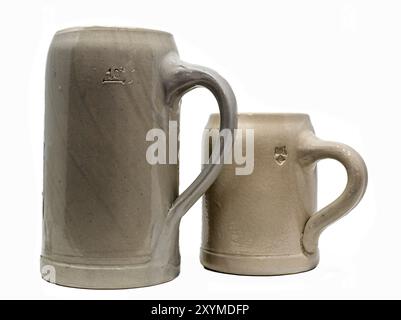 Tazza da birra bavarese in gres con manico su bianco Foto Stock