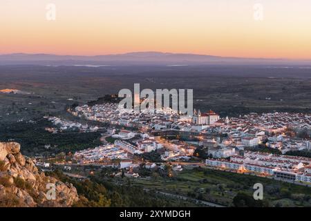 Castelo de vide ad Alentejo, Portogallo, dalle montagne della Serra de Sao Mamede al tramonto Foto Stock