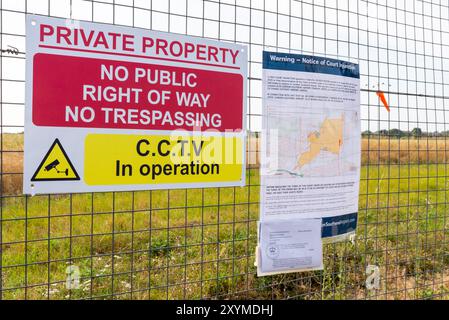 Aeroporto Southend di Londra, Southend on Sea, Essex, Regno Unito. 30 agosto 2024. Sono stati posti avvisi sulla recinzione perimetrale dell'aeroporto Southend di Londra avvertendo di un'ingiunzione della High Court in atto specificamente contro i manifestanti della Just Stop Oil di entrare, occupare o rimanere all'interno di un'area contrassegnata su una mappa. Diversi altri aeroporti hanno anche assicurato ingiunzioni per fermare i potenziali manifestanti ambientali che violano la loro terra. È stata intrapresa un'azione per evitare ritardi di volo e interruzioni del viaggio Foto Stock