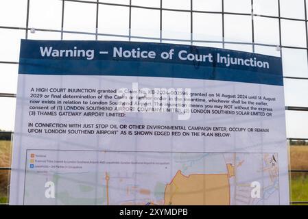 Aeroporto Southend di Londra, Southend on Sea, Essex, Regno Unito. 30 agosto 2024. Sono stati posti avvisi sulla recinzione perimetrale dell'aeroporto Southend di Londra avvertendo di un'ingiunzione della High Court in atto specificamente contro i manifestanti della Just Stop Oil di entrare, occupare o rimanere all'interno di un'area contrassegnata su una mappa. Diversi altri aeroporti hanno anche assicurato ingiunzioni per fermare i potenziali manifestanti ambientali che violano la loro terra. È stata intrapresa un'azione per evitare ritardi di volo e interruzioni del viaggio Foto Stock