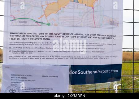 Aeroporto Southend di Londra, Southend on Sea, Essex, Regno Unito. 30 agosto 2024. Sono stati posti avvisi sulla recinzione perimetrale dell'aeroporto Southend di Londra avvertendo di un'ingiunzione della High Court in atto specificamente contro i manifestanti della Just Stop Oil di entrare, occupare o rimanere all'interno di un'area contrassegnata su una mappa. Diversi altri aeroporti hanno anche assicurato ingiunzioni per fermare i potenziali manifestanti ambientali che violano la loro terra. È stata intrapresa un'azione per evitare ritardi di volo e interruzioni del viaggio Foto Stock