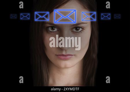 Concetto di una donna ha sottolineato dalla tecnologia dei computer e dei social media Foto Stock