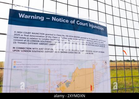 Aeroporto Southend di Londra, Southend on Sea, Essex, Regno Unito. 30 agosto 2024. Sono stati posti avvisi sulla recinzione perimetrale dell'aeroporto Southend di Londra avvertendo di un'ingiunzione della High Court in atto specificamente contro i manifestanti della Just Stop Oil di entrare, occupare o rimanere all'interno di un'area contrassegnata su una mappa. Diversi altri aeroporti hanno anche assicurato ingiunzioni per fermare i potenziali manifestanti ambientali che violano la loro terra. È stata intrapresa un'azione per evitare ritardi di volo e interruzioni del viaggio Foto Stock