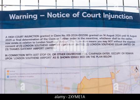 Aeroporto Southend di Londra, Southend on Sea, Essex, Regno Unito. 30 agosto 2024. Sono stati posti avvisi sulla recinzione perimetrale dell'aeroporto Southend di Londra avvertendo di un'ingiunzione della High Court in atto specificamente contro i manifestanti della Just Stop Oil di entrare, occupare o rimanere all'interno di un'area contrassegnata su una mappa. Diversi altri aeroporti hanno anche assicurato ingiunzioni per fermare i potenziali manifestanti ambientali che violano la loro terra. È stata intrapresa un'azione per evitare ritardi di volo e interruzioni del viaggio Foto Stock