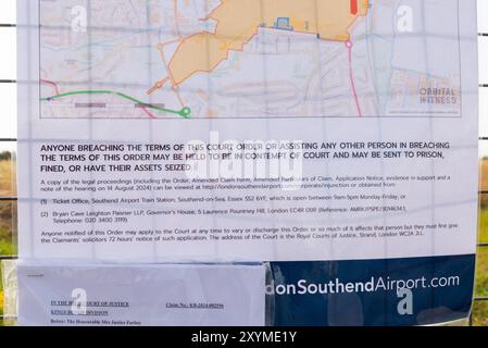 Aeroporto Southend di Londra, Southend on Sea, Essex, Regno Unito. 30 agosto 2024. Sono stati posti avvisi sulla recinzione perimetrale dell'aeroporto Southend di Londra avvertendo di un'ingiunzione della High Court in atto specificamente contro i manifestanti della Just Stop Oil di entrare, occupare o rimanere all'interno di un'area contrassegnata su una mappa. Diversi altri aeroporti hanno anche assicurato ingiunzioni per fermare i potenziali manifestanti ambientali che violano la loro terra. È stata intrapresa un'azione per evitare ritardi di volo e interruzioni del viaggio Foto Stock