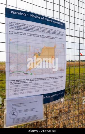 Aeroporto Southend di Londra, Southend on Sea, Essex, Regno Unito. 30 agosto 2024. Sono stati posti avvisi sulla recinzione perimetrale dell'aeroporto Southend di Londra avvertendo di un'ingiunzione della High Court in atto specificamente contro i manifestanti della Just Stop Oil di entrare, occupare o rimanere all'interno di un'area contrassegnata su una mappa. Diversi altri aeroporti hanno anche assicurato ingiunzioni per fermare i potenziali manifestanti ambientali che violano la loro terra. È stata intrapresa un'azione per evitare ritardi di volo e interruzioni del viaggio Foto Stock