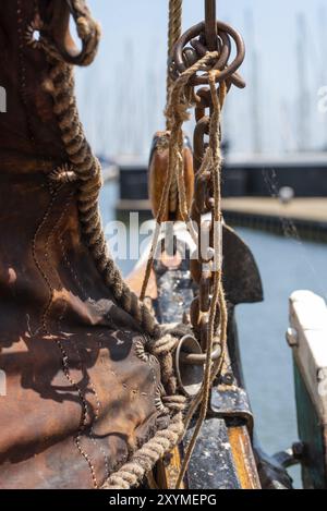 Enkhuizen, Paesi Bassi. Giugno 2022. Sartiame di navi storiche a Enkhuizen. Messa a fuoco selettiva Foto Stock