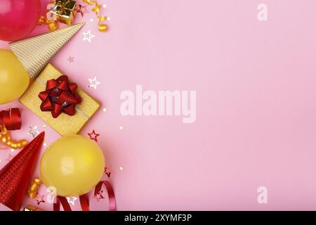 Bordo di sfondo della festa di compleanno con palloncini, confezione regalo coriandoli su superficie rosa, spazio copia piatto Foto Stock