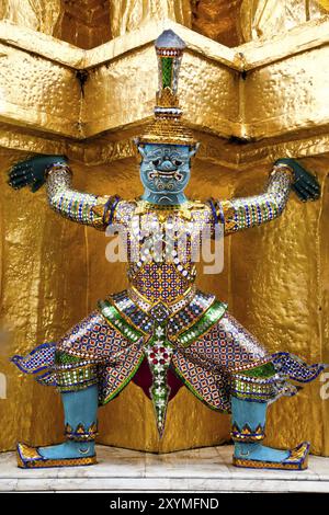 Statua del guardiano gigante a wat phra kaew, bangkok, thailandia Foto Stock