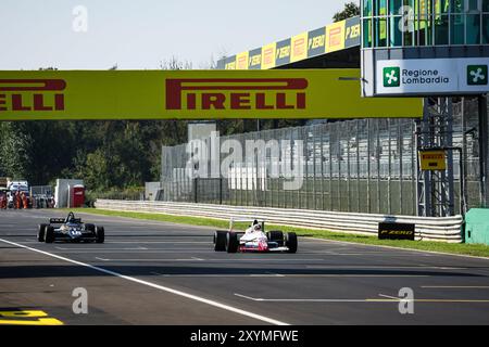 Monza, Italie. 30 agosto 2024. #10 Arrows A11 - Ford Coswoth, Arrows Grand Prix International dal campionato del mondo di F1 1989 e #18 marzo 811 - Ford Cosworth, March Grand Prix Team dal campionato del mondo di F1 1981, azione durante il Gran Premio d'Italia 2024 di Formula 1 Pirelli, Gran Premio d'Italia 2024, 16° round del Campionato del mondo di Formula 1 2024 dal 30 agosto al 1 settembre 2024 sull'autodromo Nazionale Monza, a Monza, Italia - Photo Florent Gooden/DPPI Credit: DPPI News Live/Alamy News Foto Stock