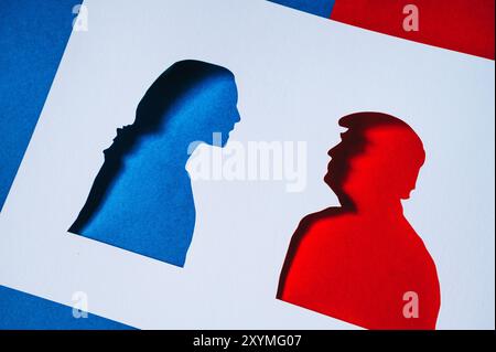 NEW YORK, USA, 30 AGOSTO 2024: Repubblicano vs. Democratico rivalità catturato: Kamala Harris e Donald Trump Papercut silhouette alle elezioni presidenziali Foto Stock