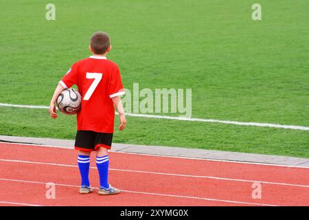 Campo di calcio con gol e tablo sul cielo blu Foto Stock