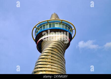 Sokcho, Corea del Sud - 28 luglio 2024: Un dettagliato primo piano della Sokcho Expo Tower, che mostra il suo design a spirale unico e la sua piattaforma di osservazione Foto Stock