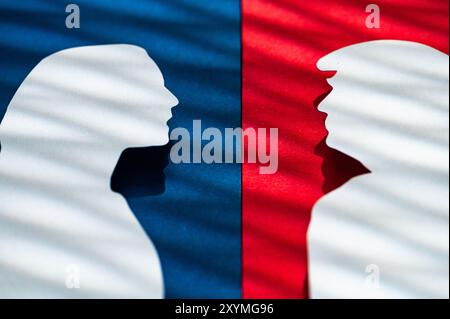 NEW YORK, USA, 30 AGOSTO 2024: Repubblicano vs. Democratico rivalità catturato: Kamala Harris e Donald Trump Papercut silhouette alle elezioni presidenziali Foto Stock