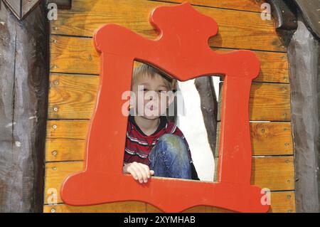 Blond boy in gioco. Bionda in gioco Foto Stock