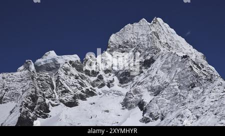 Alte montagne Kangtega e Thamserku. Vista da Khumjung, Nepal, Asia Foto Stock