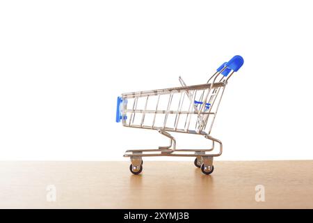 Carrelli per la spesa sul pavimento in legno. isolato su bianco Foto Stock