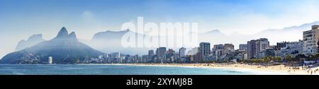 Immagine panoramica delle spiagge di Ipanema e Leblon a Rio de Janeiro visto da Arpoador pietra durante una mattina d'estate Foto Stock