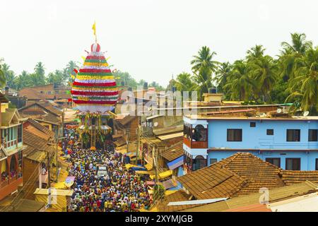 Gokarna, India, 3 marzo 2016: La folla di persone si riunisce per tirare il carro di ratta sovradimensionato durante l'annuale festival Shivarathri. Antenna orizzontale alta V Foto Stock