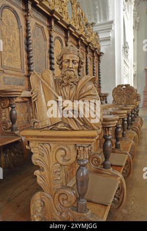 Bancarelle del coro con intaglio in legno della figura del santo, artigianato, legno, figura, santo, vista interna, dettaglio, chiesa del castello, Friedrichshafen, Obersee, lago Foto Stock