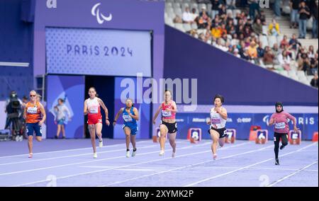 Parigi, Francia. 30 agosto 2024. Le atlete gareggiano durante la finale femminile 100m T35 di para atletica ai Giochi paralimpici di Parigi 2024, Francia, 30 agosto 2024. Crediti: CAI Yang/Xinhua/Alamy Live News Foto Stock