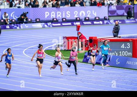 Parigi, Francia. 30 agosto 2024. Le atlete gareggiano durante la finale femminile 100m T35 di para atletica ai Giochi paralimpici di Parigi 2024, Francia, 30 agosto 2024. Crediti: Huang Wei/Xinhua/Alamy Live News Foto Stock