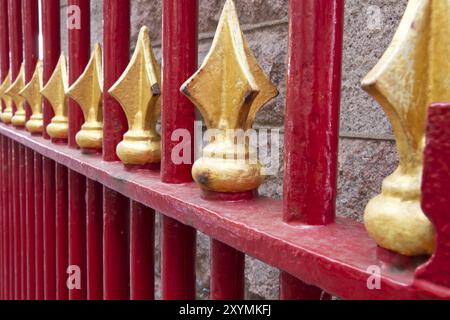 Recinzione in ferro battuto con punte Foto Stock