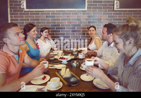 Sei allegro Amici chattare mentre il pranzo in ristorante. L'amicizia e il concetto di cibo Foto Stock