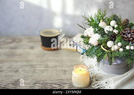 Composizione di Natale con le palle, pigne, abete giocattoli e cotone su sfondo di legno Foto Stock