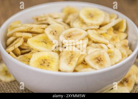 Porzione di primo piano di Chip di banana essiccate fresche, messa a fuoco selettiva Foto Stock