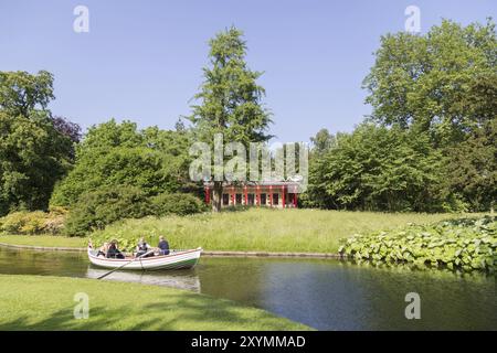 Frederiksberg, Danimarca, 7 giugno 2016: Persone in un tour in barca a remi nel Parco di Frederiksberg, Europa Foto Stock