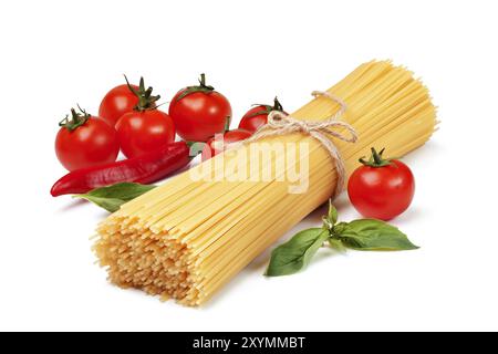 Spaghetti, pomodori e formaggio su fondo bianco Foto Stock