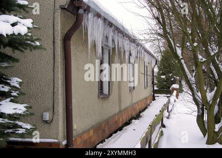 Eiszapfen am Haus, icicle in casa Foto Stock