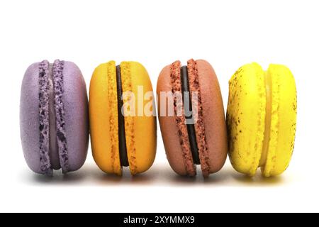 Fila di deliziosi macarons su sfondo bianco Foto Stock