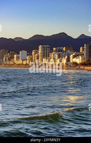 Gli edifici intorno alla spiaggia di Ipanema a Rio de Janeiro durante un pomeriggio estivo Foto Stock