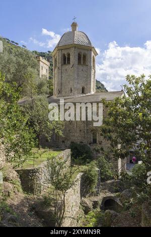 L'abbazia e il paese di San Fruttuoso, situato nella riserva naturale di Portofino, in Italia Foto Stock