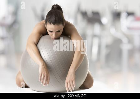 Donna di addormentarsi in palestra, in una palestra Foto Stock