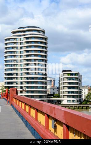 Londra, Regno Unito. Edificio di appartamenti Riverwalk (Stanton Williams - 2015) a 157-161 Millbank visto dal ponte Vauxhall Foto Stock