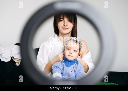 Mamma e bambino creano contenuti per la famiglia a casa. Suggerimenti per la creazione di contenuti, blog per tutta la famiglia, coinvolgimento del pubblico, narrazione visiva Foto Stock