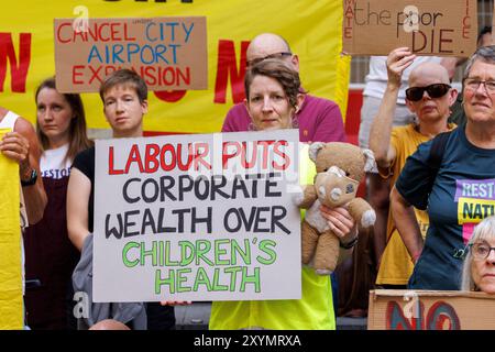 29 agosto 2024, Dept for Levelling Up, 2 Marsham St. London. Fossil Free London protesta contro l'approvazione del governo laburista per l'espansione dell'aeroporto di London City. Le proteste all'aeroporto sono state vietate. L'ex avvocato Tim Crosland, licenziato per le sue azioni intorno al terzo caso di pista di Heathrow, è stato tra gli oratori. Foto Stock